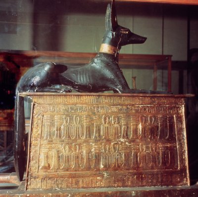 Anubis, dieu égyptien des morts, assis sur un coffre en forme de sanctuaire, de la tombe de Toutankhamon (c.1370-52 av. J.-C.) Nouvel Empire - Egyptian 18th Dynasty